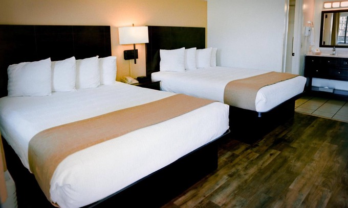 Cottonwood Hotel | Pines Inn & Suites