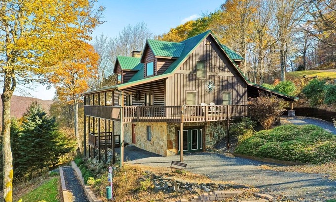 West Jefferson Cabin | Pinnacle Tree-4BR, Hot Tub, Game Room, VIEWS, AC, WIFI, Fire Pit, Pets OK