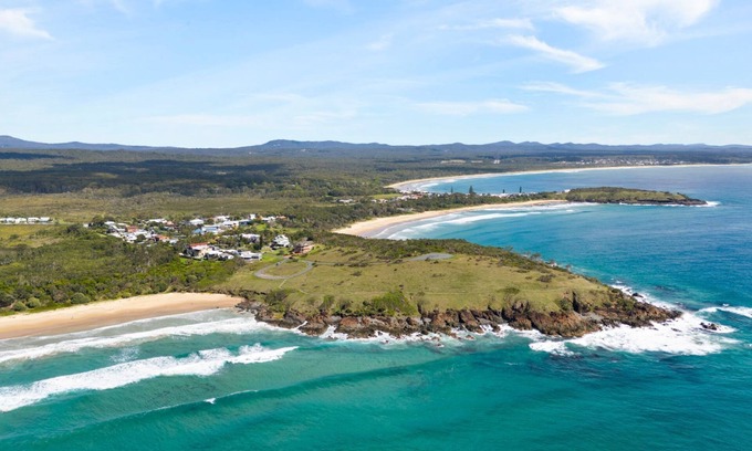 Arrawarra Headland House | Pipe Dreams offers an idyllic retreat, nestled just steps from the stunning Ocean View Beach.