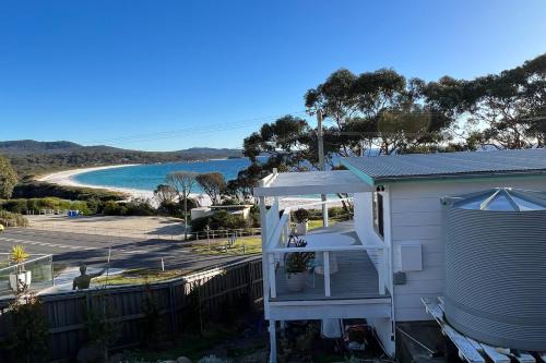 Binalong Bay House | PIPI SHACK - iconic waterfront shack Binalong Bay