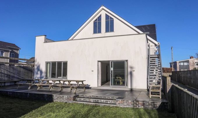 Rhosneigr Cottage | PLAS GWYLAN, pet friendly, country holiday cottage in Rhosneigr
