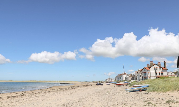 Llanfaelog House | Plas Newydd