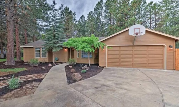 Southwest Bend House | Platinum Paradise-Private Hot Tub-Gas Firepit-Located In BEND-30 Min to Bachelor