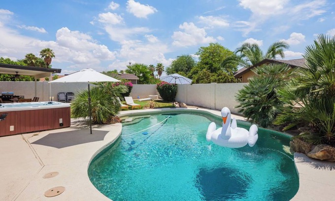 Paradise Valley Village Cottage | Players Paradise- Pool-golf-games & More!