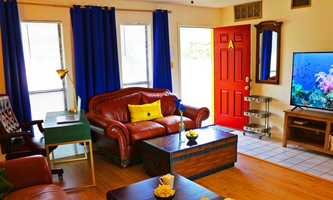 Manor Apartment | Plush Double King Apt w Parking, Pet friendly, WiFi & Laundry