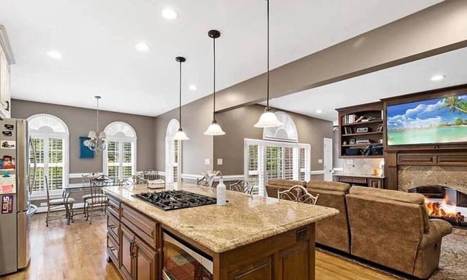 New London House | Polar Express/Thanksgiving/Christmas/FirePit/Games/NEW YEARS