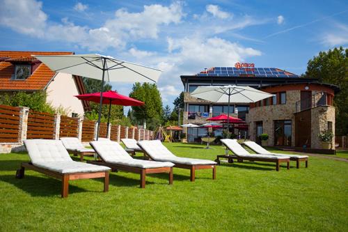 Balatonszarszo Hotel | Pole Position Beach Hotel
