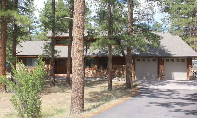 Ponderosa Pines House | Ponderosa Pines Lodge, Beautiful and Spacious Home, Pet friendly, sleeps 13