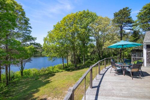 East Orleans House | Pondfront 1 Mile to Nauset Beach