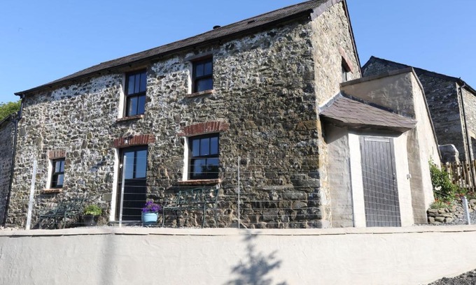 Blaencelyn House | Ponycob hot tub 2 bed ensuite