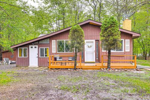 Tobyhanna House | Pool and Lake Access Family Poconos Cabin with Deck