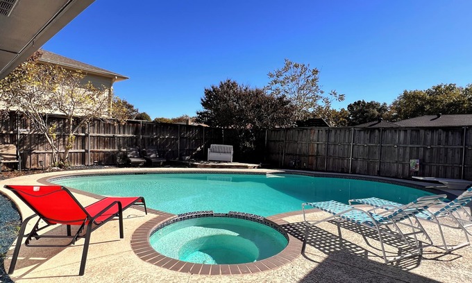 Plano House | Pool, Heated spa, Pickleball court, BBQ, Sleep 16