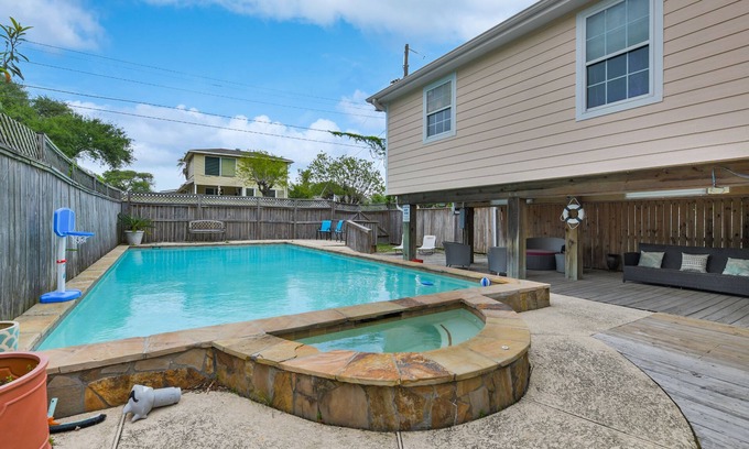Galveston House | Pool Hot Tub Great Location 3/2 up to 10 guests