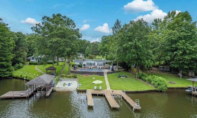 Hardwick House | Pool, Hot tub, Kayaks, Mini Golf, + Boat Slip