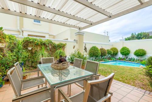 Plumstead House | Pool Secure Complex Lower Constantia