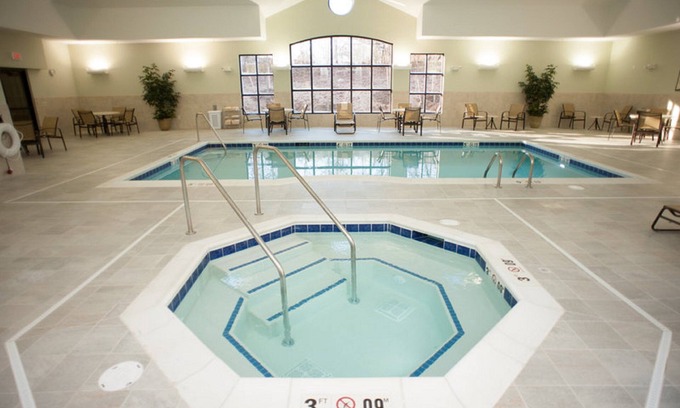 North Wales Condo | Pool & Whirlpool. Great King Suite!