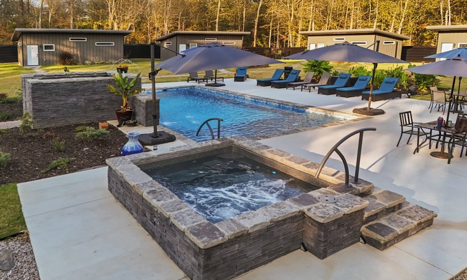 Royal Cabin | Poolside Paradise for Grown-Ups – Hot Tub, Fire Pit, and Chill Vibes- Home 3