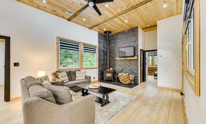 Thornton House | Porch and 1-Acre Yard White Mountains Hideaway