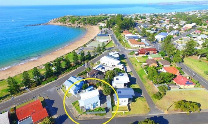 Port Elliot House | Port Elliot Beachcomber on Horseshoe Bay linen included spotless