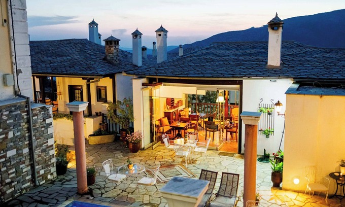 Portaria Bed & Breakfast | Portaria Pool Getaway - Palladio Jacuzzi Delight