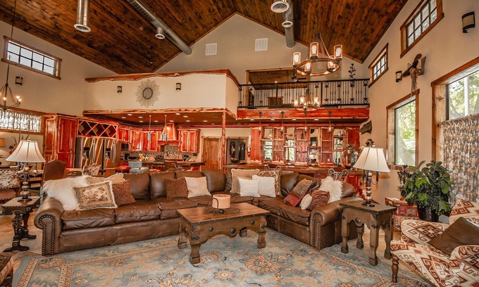 Concan House | Porter's Tree Haus, Exclusive Private Riverfront @Vacation Frio River