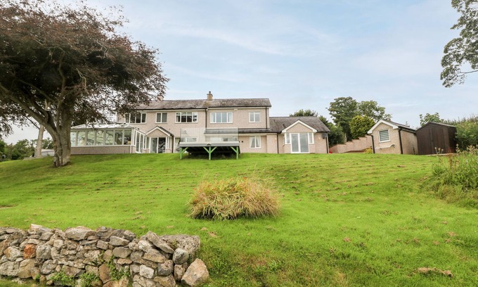 Pentraeth Cottage | PORTH LLONGDY UCHAF, family friendly, with open fire in Red Wharf Bay