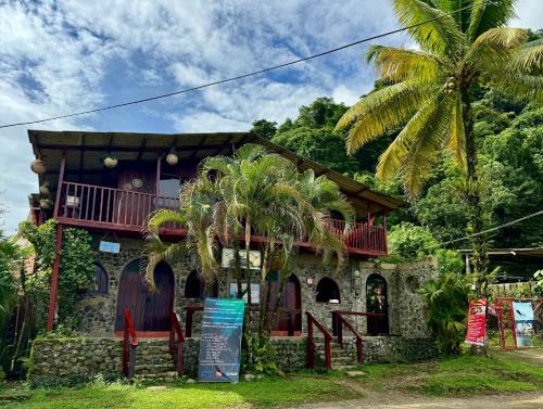 Bahia Solano Hotel | Posada Turística Rocas De Cabo Marzo
