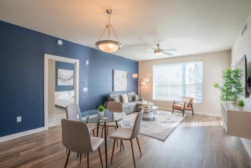 Tempe Apartment | Posh 2BD - Gym, Pool, Parking, W-D - Sleeps 8