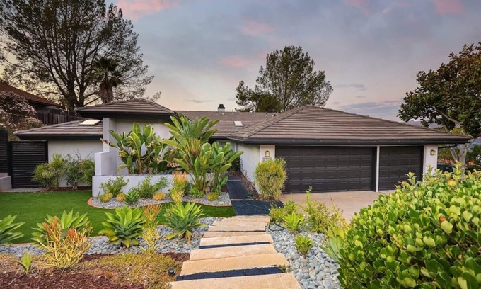 Poway House | Poway Retreat | Hot Tub, Big Back Deck & Games!