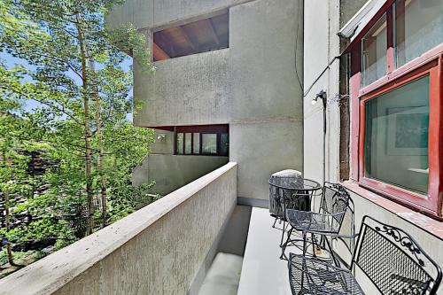 Taos Ski Valley Apartment | Predock 2F