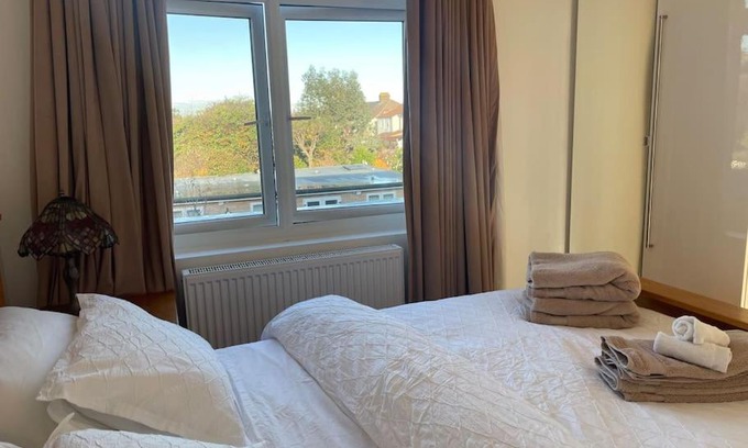 Cranbrook Apartment | Premium flat! Enjoy luxurious white Egyptian bedding near Gants Hill Station, Ilford, London