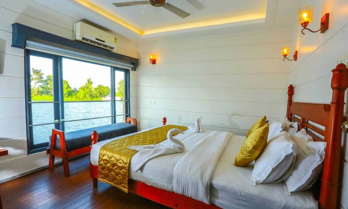 Alappuzha Boat Rental | Premium Houseboat