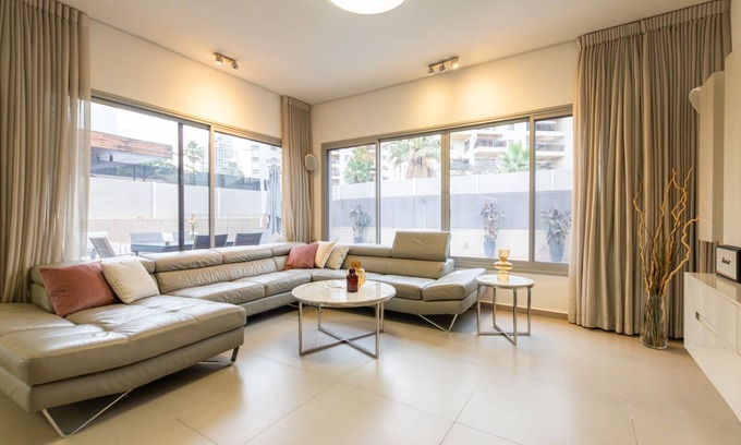 Rishon LeTsiyon Villa | Prestigious Beachfront Villa PrivatePool