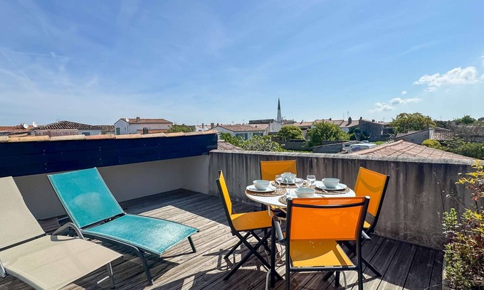 Ars-en-Re House | Pretty, quiet apartment with a view of the bell tower