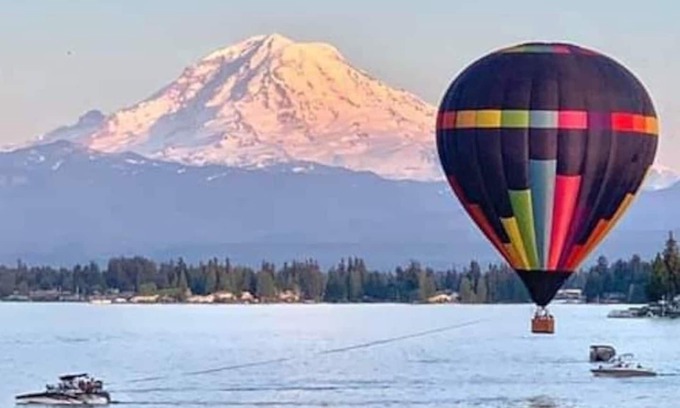Bonney Lake Apartment | Prime Lakefront Basement Studio on Lake Tapps with Mountain Views