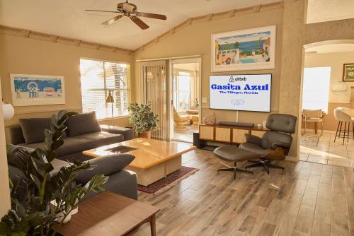 Lady Lake House | Prime Location - Golf Cart Included- La Casita Azul