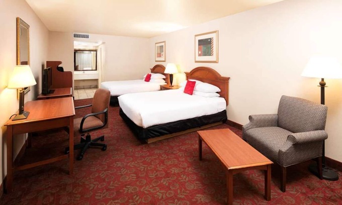 St. George House | Prime Location! Onsite Pool, Free Parking, Breakfast, Pets Allowed!