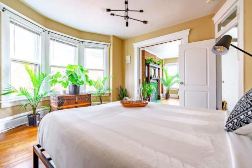 Victorian Village House | Prime Location Top Rated Free Parking Clean