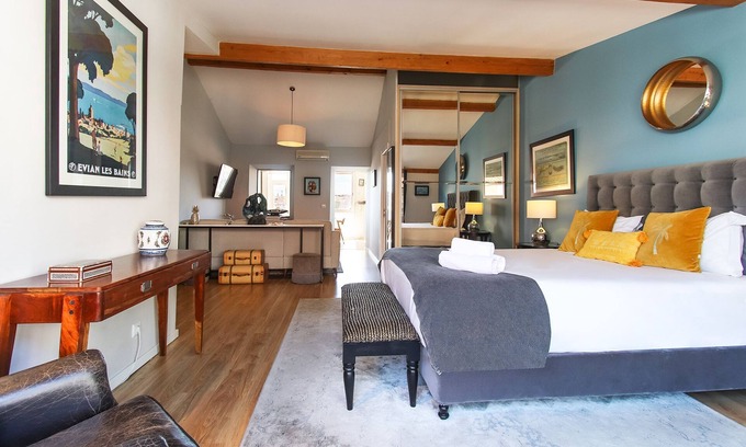 Merces Apartment | Principe Real Deluxe by Homing