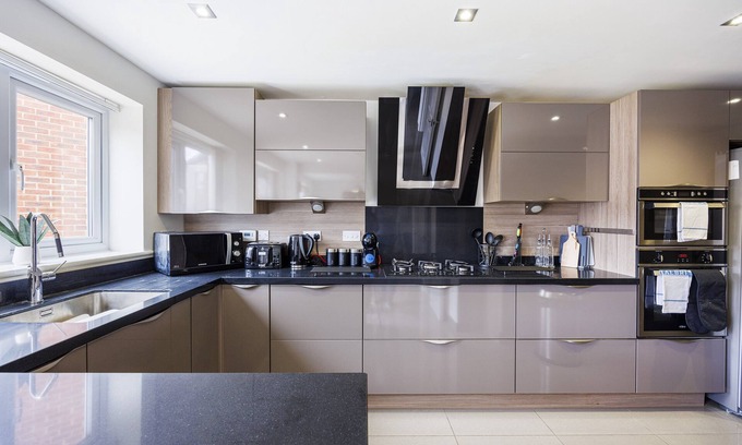 Allesley House | *Pristine 5 bedroom 4.5 bathroom* garden & patio*