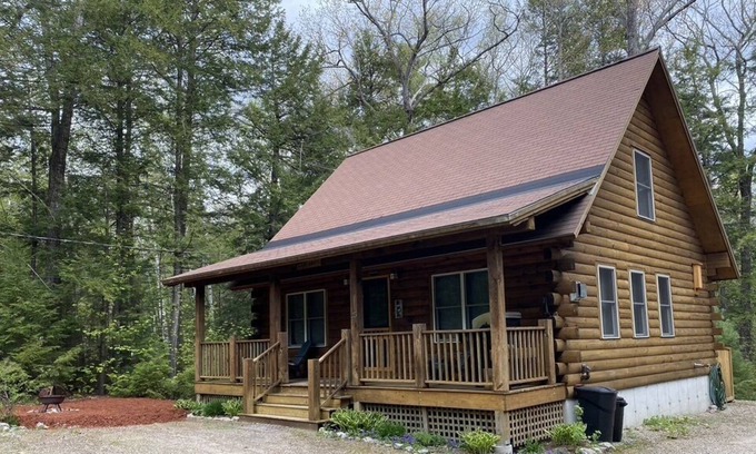 Bridgton House | Pristine Log Cabin in Moose Pond Association LAKE, POOL, KAYAK, CANOE, 1 dog OK!