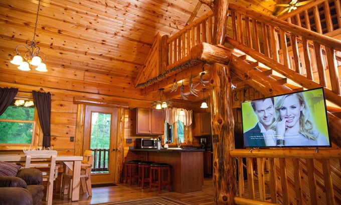 Lansing House | Private 10 acre Family Friendly Cabin w/zipline minutes from Mississippi River!