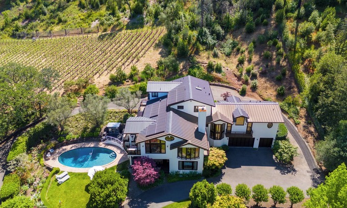 St. Helena House | Private 2.3 acre 6 bed/4.5 ba Napa Valley Estate - Pool, Sauna, Hot Tub