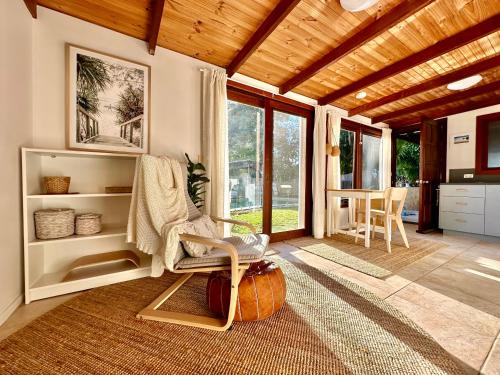 Ocean Shores Apartment | Private Access Retreat 1 Queen Bedroom w Stunning Pool and Ocean Views