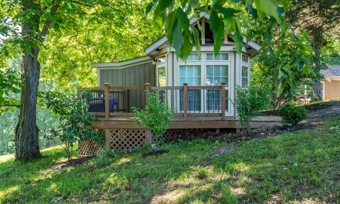Paoli Cottage | Private and Cozy Cottage with Spectacular Hilltop Views - Seasonal Pool &Hot tub