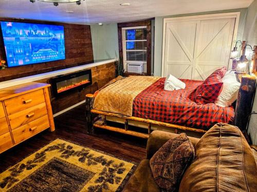 Clearfield House | Private Cabin- Breakfast - Double Tub - 75in TV - SUP - Washer Dryer - BBQ