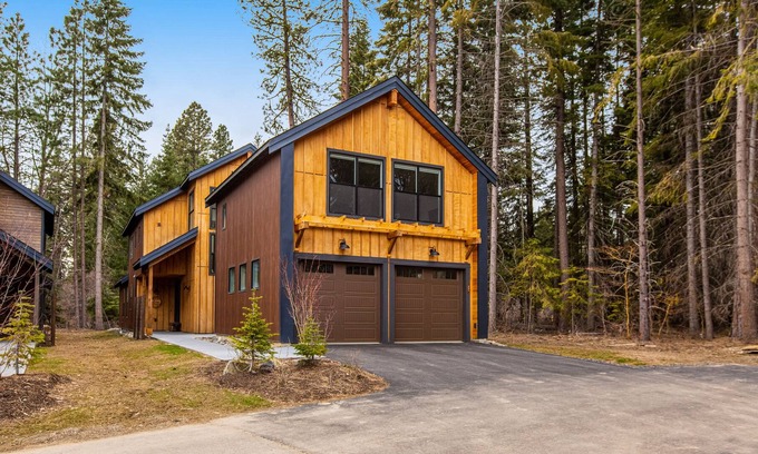Roslyn Cabin | Private cabin with private hot tub, big patio, firepit, fireplace, & bunk suite