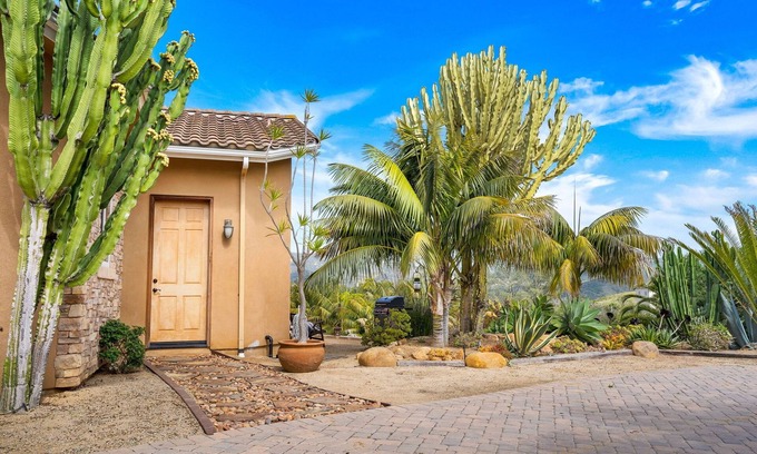 Escondido Cottage | Private Casita close to beaches & hiking