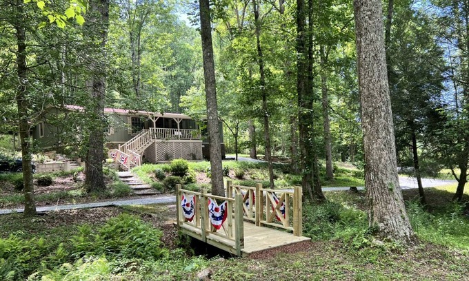 Clarkesville Cabin | Private cottage on 3 acres with 2 creeks running through it. Close to LakeBurton