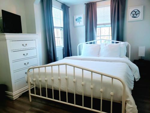 Linthicum Heights Apartment | Private Duplex Near BWI Easy Access to I95